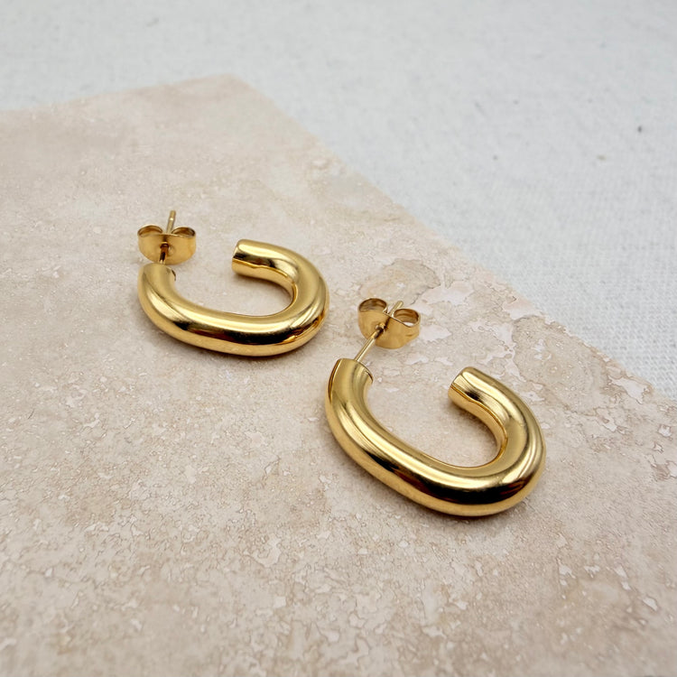 Everyday Gold Curve Hoops – Hoop Earrings – Little Nell Jewellery