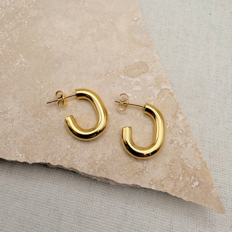 Everyday Gold Curve Hoops – Hoop Earrings – Little Nell Jewellery