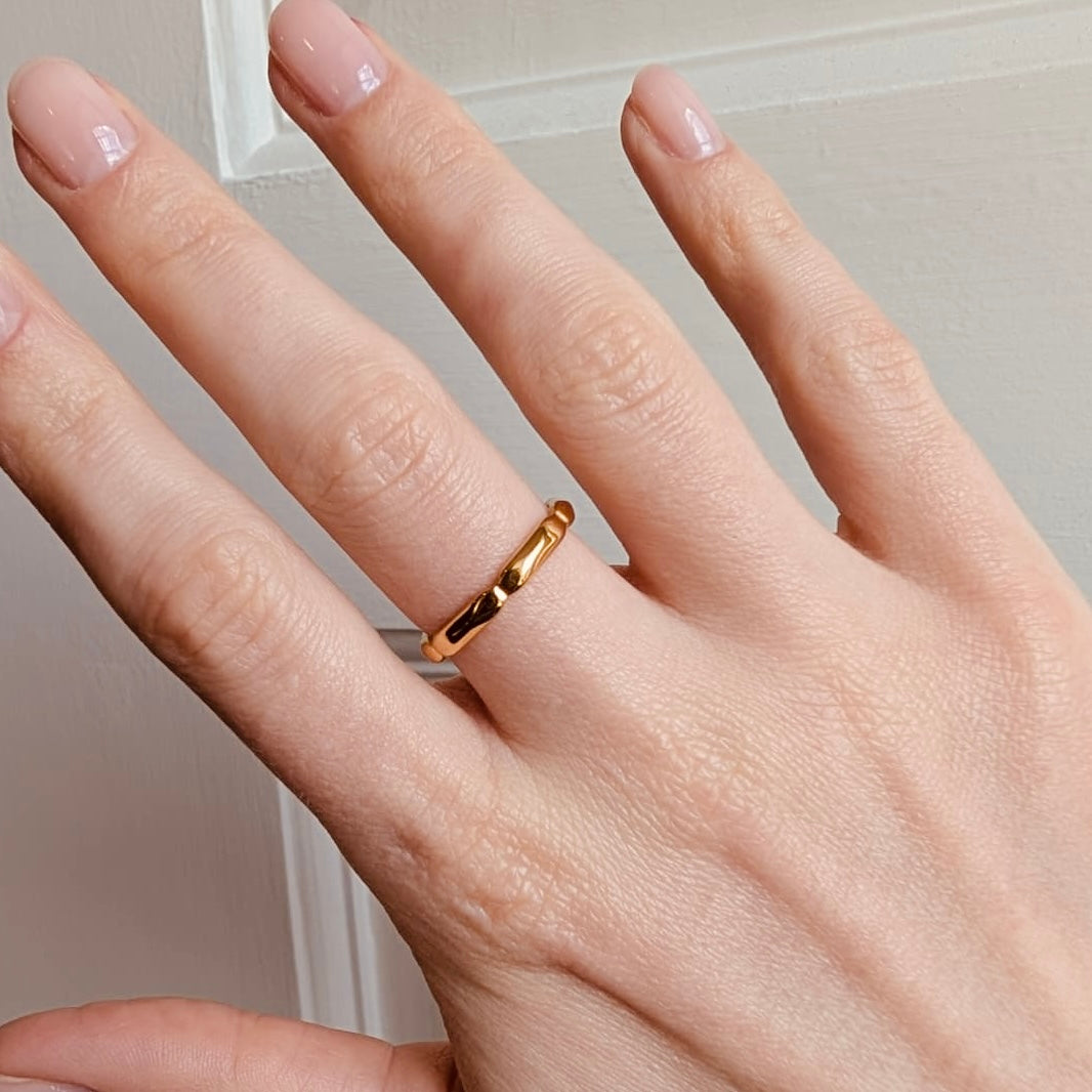 Everyday Gold Scallop Ring – Ring – Little Nell Jewellery