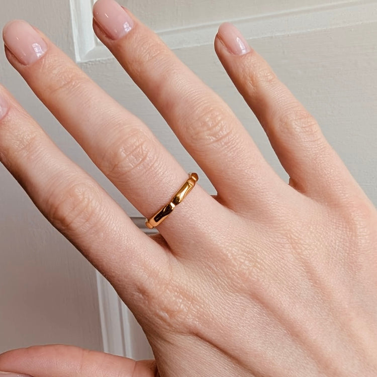 Everyday Gold Scallop Ring – Ring – Little Nell Jewellery