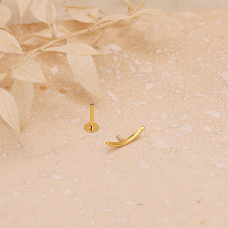 Minimal Gold Curve Labret Stud – Stud Earrings – Little Nell Jewellery
