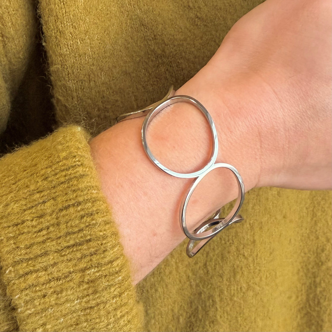 Everyday Silver Retro Circle Bangle – Bracelet – Little Nell Jewellery