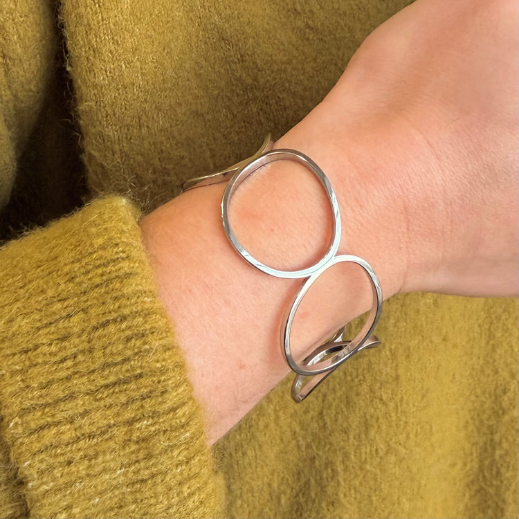 Everyday Silver Retro Circle Bangle – Bracelet – Little Nell Jewellery