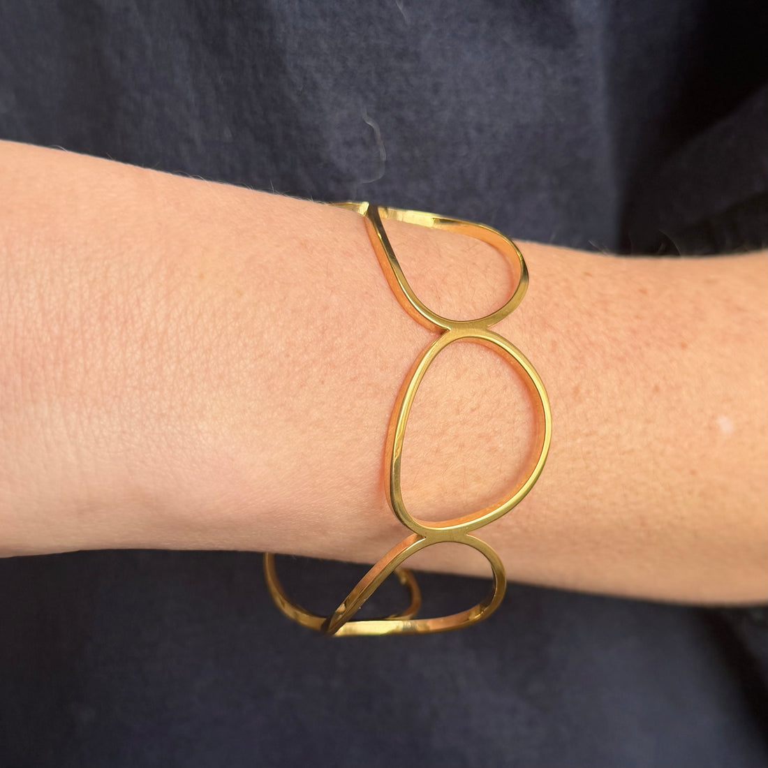 Everyday Gold Retro Circle Bangle – Bracelet – Little Nell Jewellery