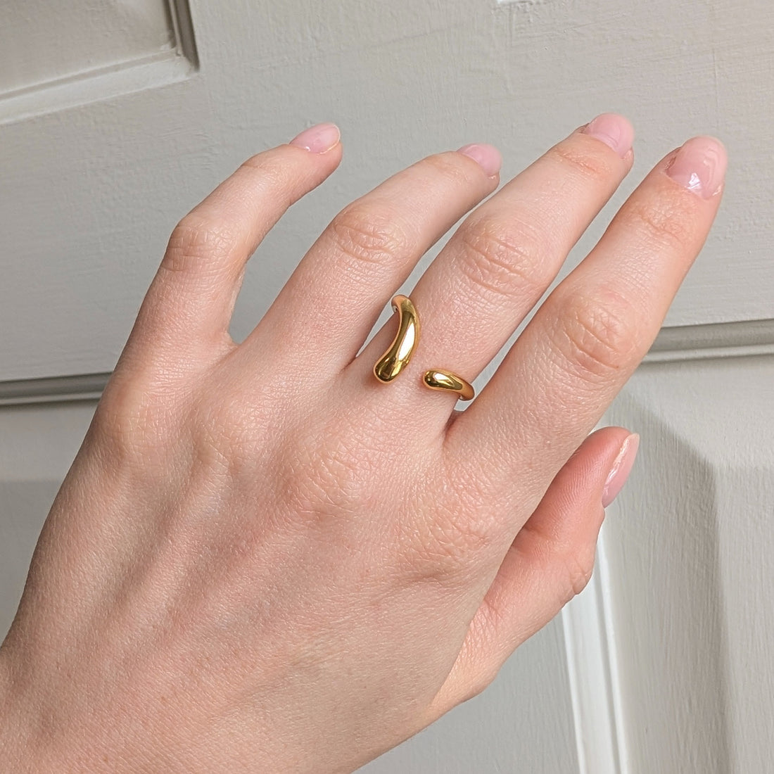 Everyday Gold Droplet Wishbone Ring – Ring – Little Nell Jewellery
