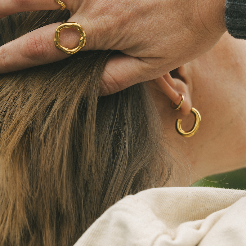 Everyday Gold Curve Hoops – Hoop Earrings – Little Nell Jewellery