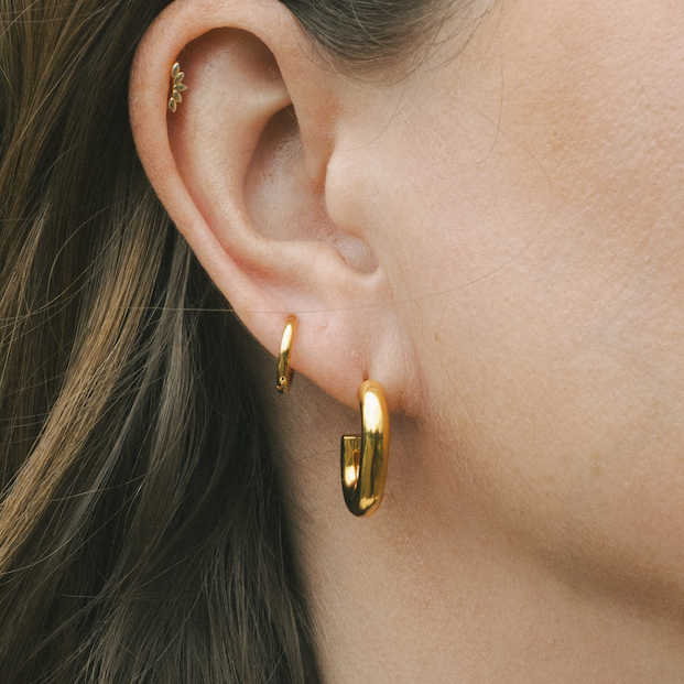 Everyday Gold Curve Hoops – Hoop Earrings – Little Nell Jewellery