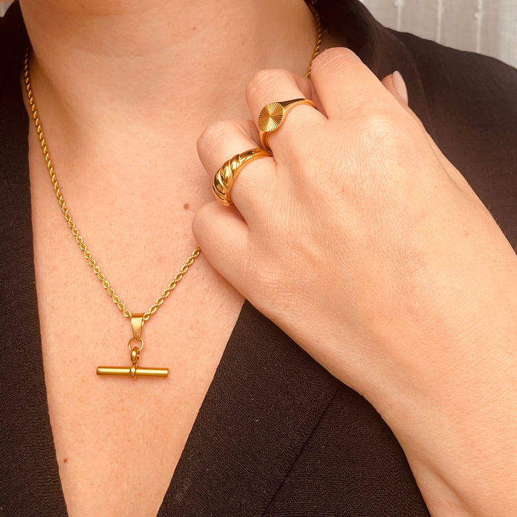 Everyday Rope Necklace with Bar Pendant – close-up of horizontal bar pendant on twisted rope chain – Little Nell Jewellery