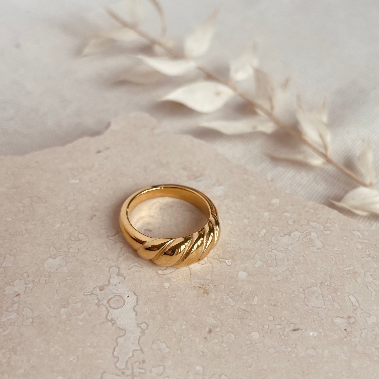 Croissant top ring gold