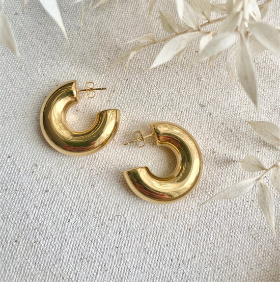 Load image into Gallery viewer, Everyday Lightweight Chunky Gold Hoops

