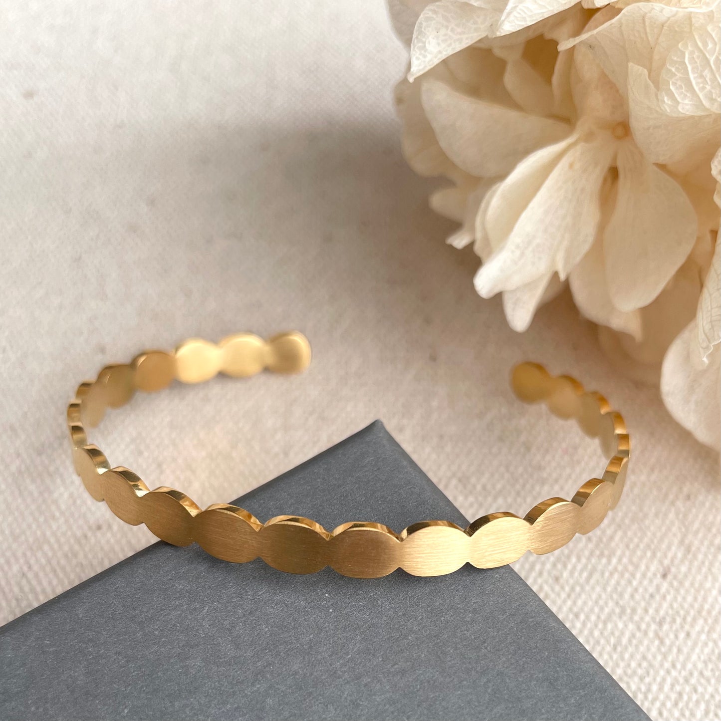 Load image into Gallery viewer, Everyday Brushed Scallop Bangle
